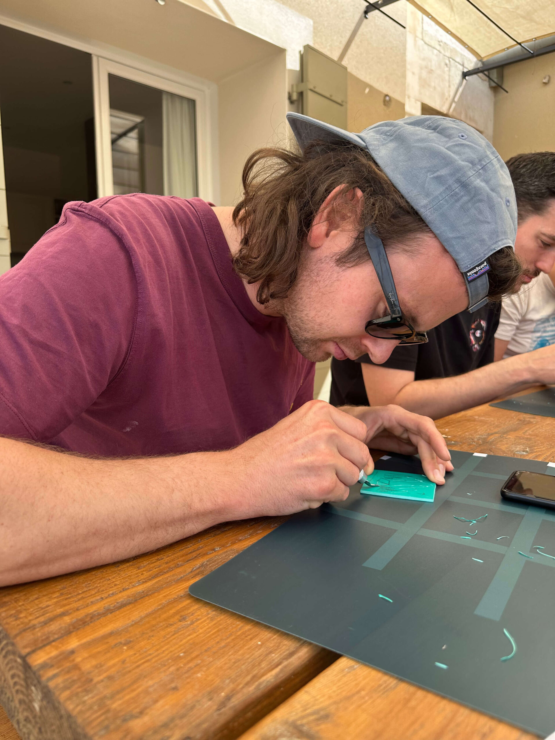 Futur marié en pleine gravure de sa plaque de lino