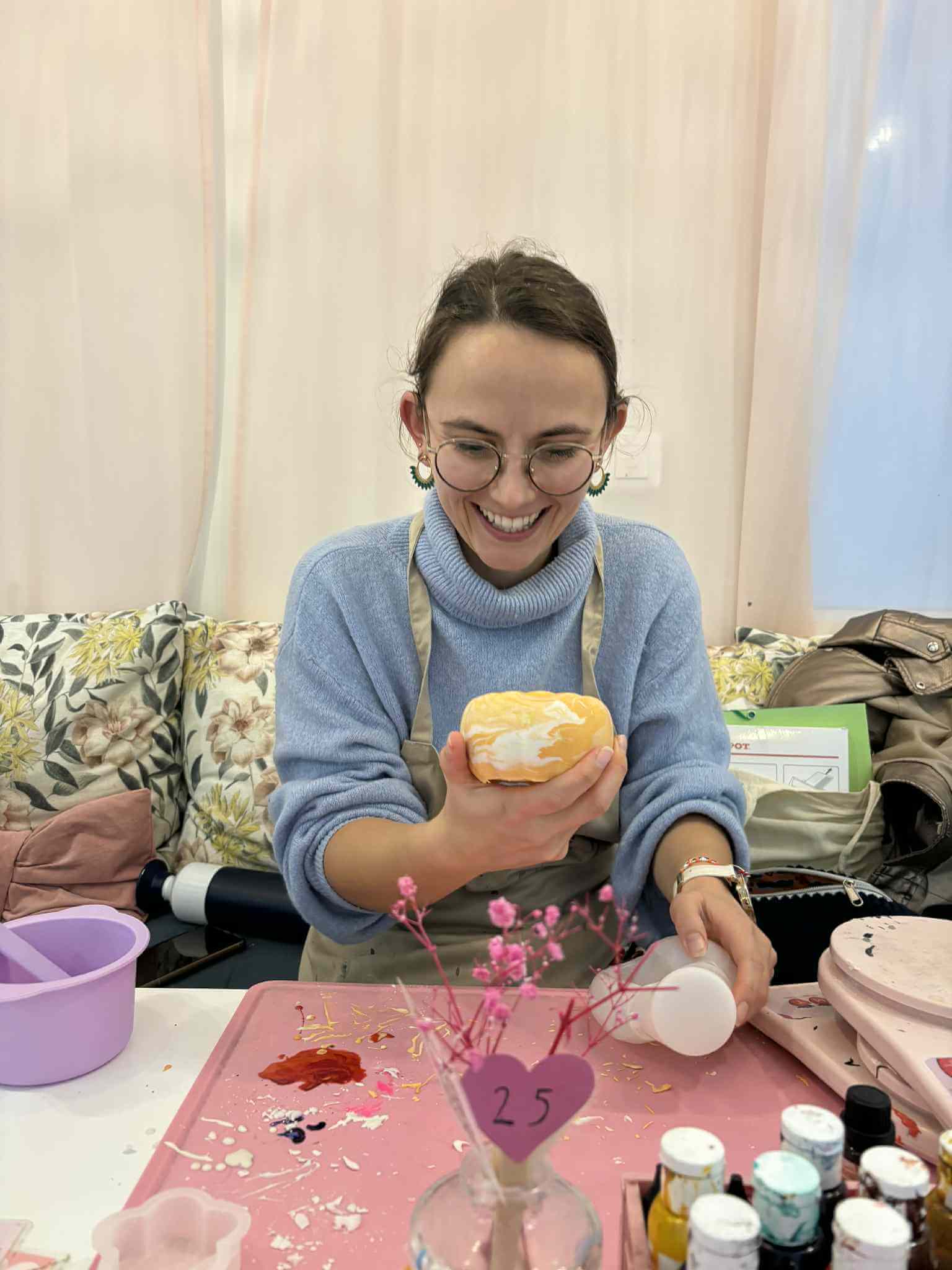 Marine, fondatrice d'Aelig en joie lors d'un atelier créatif