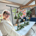 Participante montrant avec fierté le résultat de l'atelier kokedama