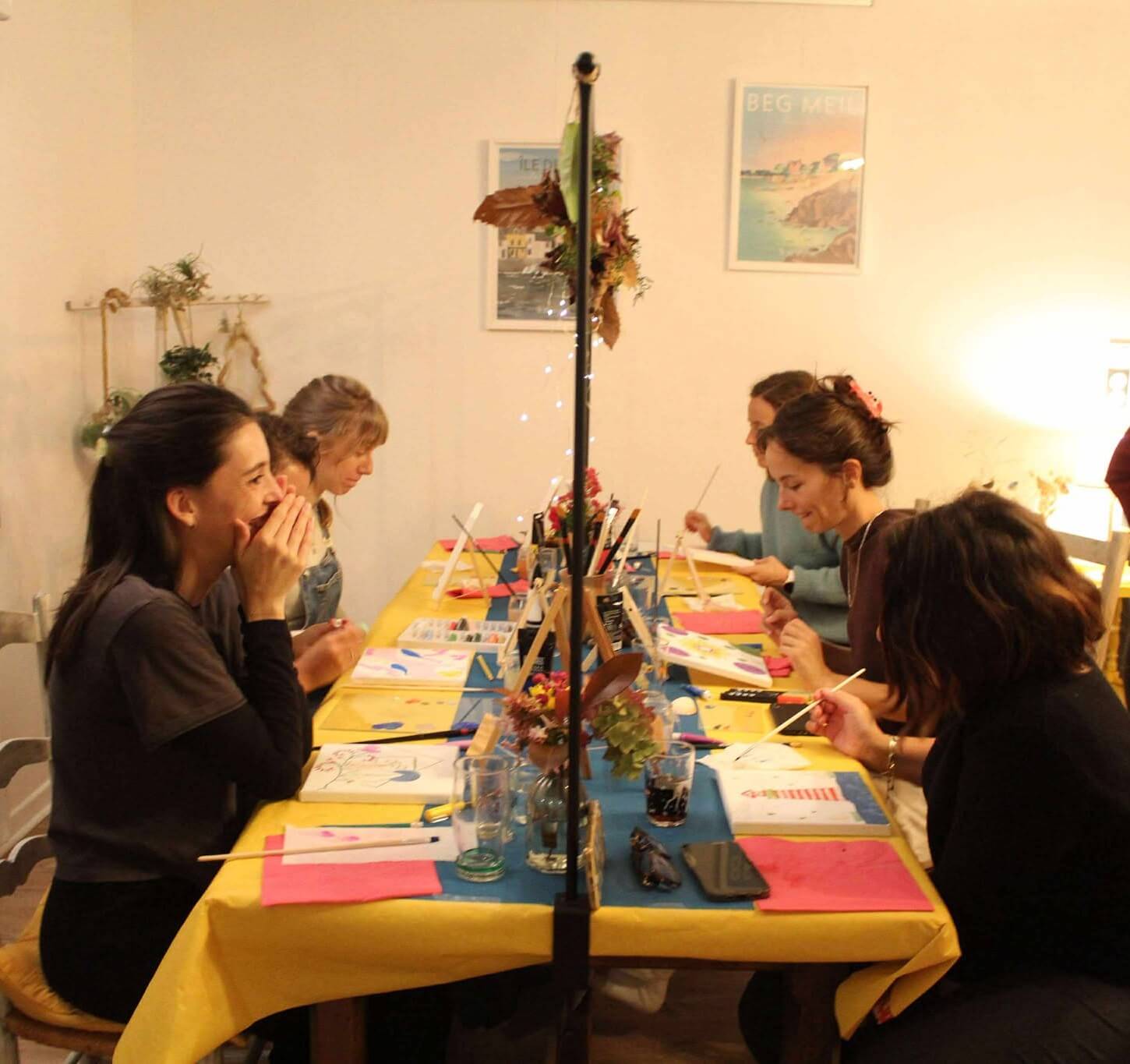 Moment de partage et de rire lors de la peinture collaborative en weekend créatif Aelig